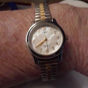 Timex Indiglo , Gold-Tone with NEW BATTERY,  FREE SHIPPING ON BUNDLES OF $25⬆️